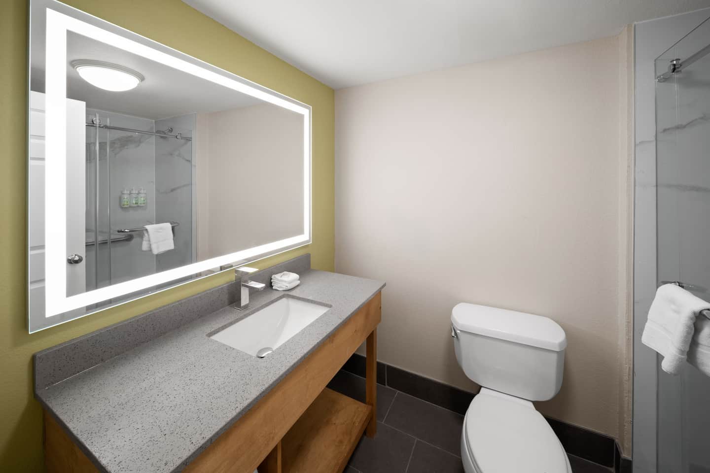La Quinta Inn & Suites by Wyndham San Antonio Airport
