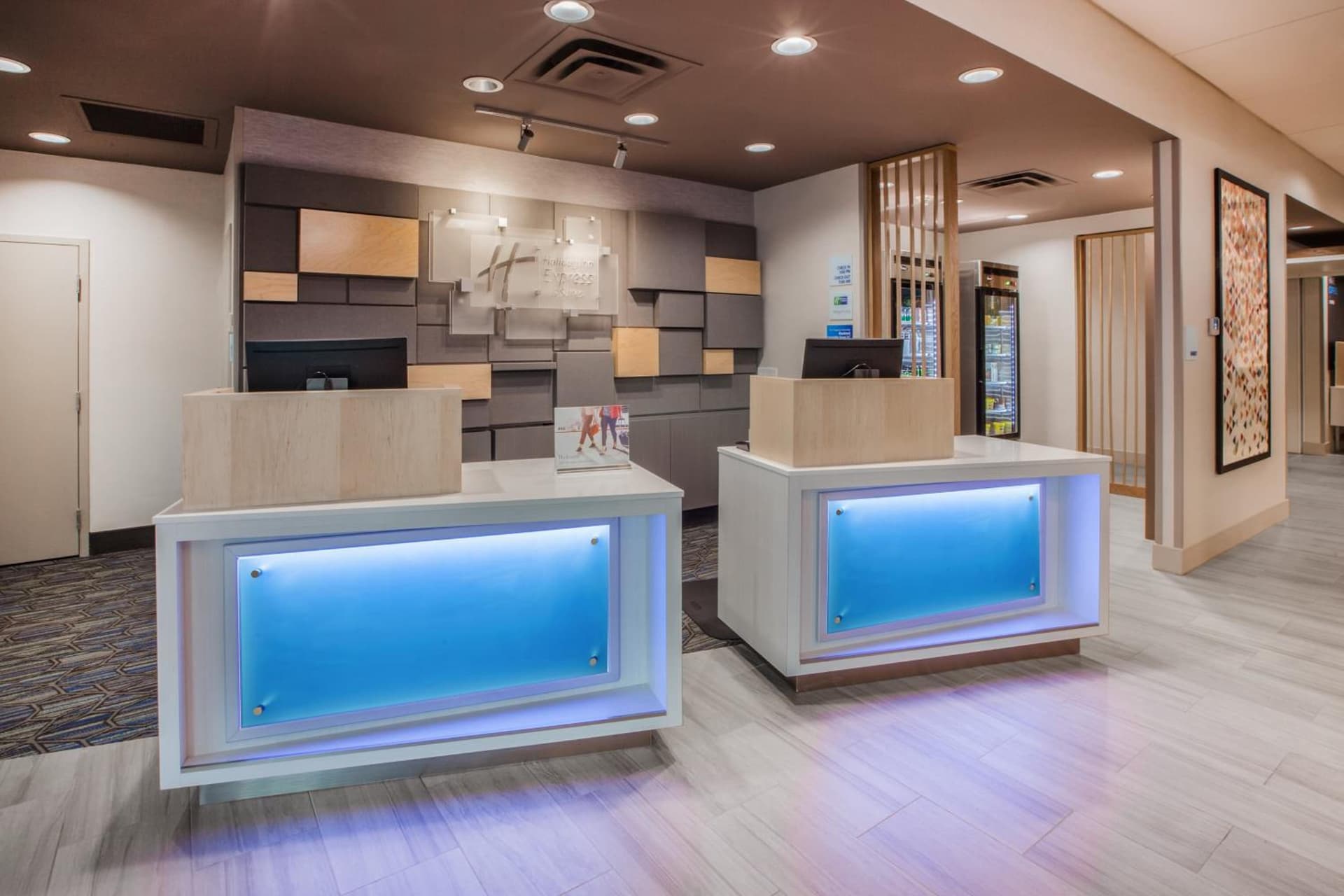 Holiday Inn Express & Suites Boston - Marlboro