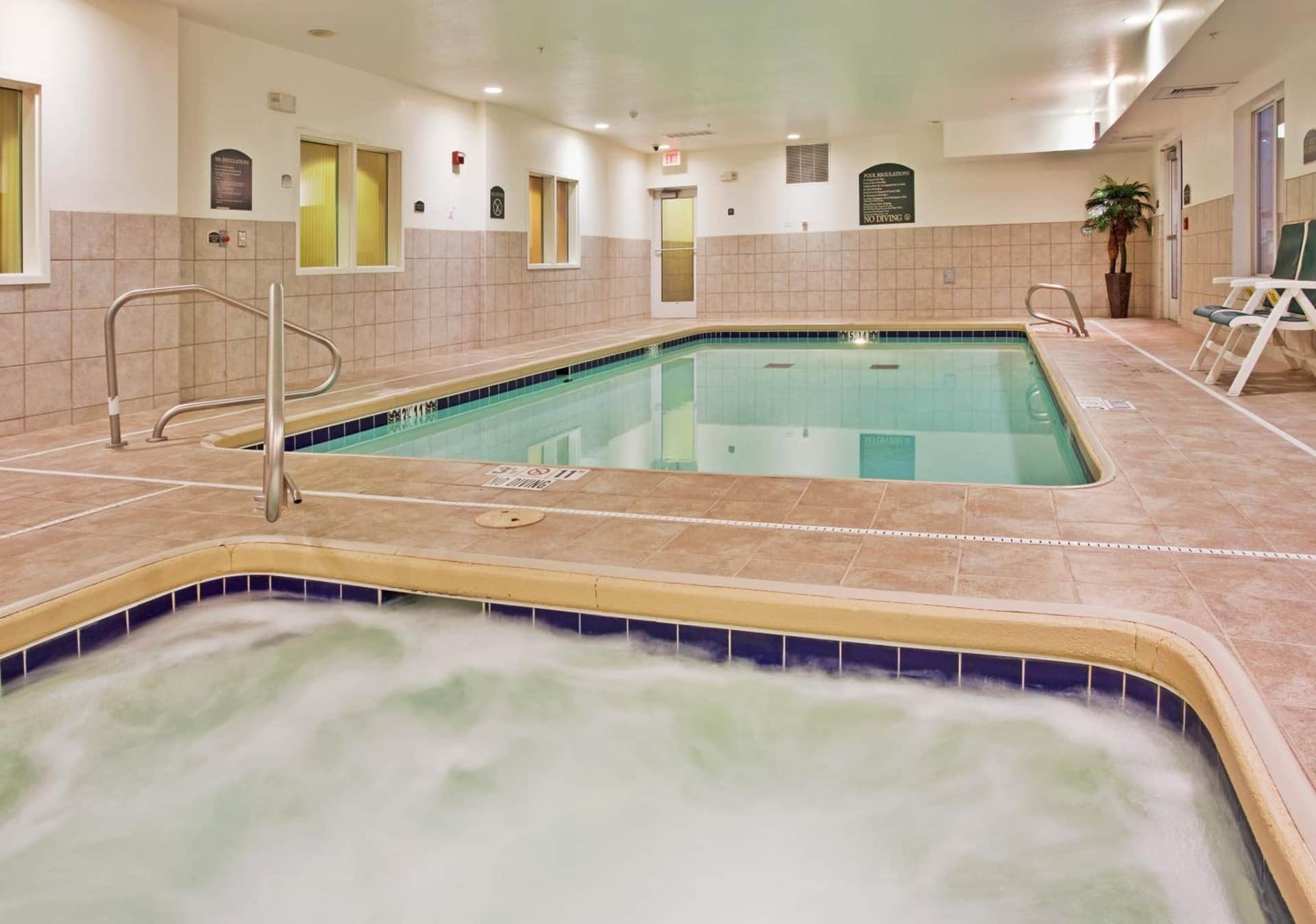 Holiday Inn Express & Suites Wichita Airport
