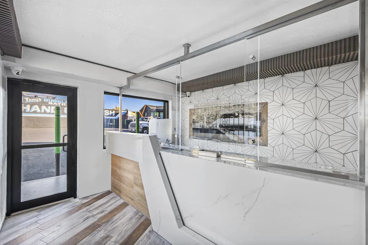 Hotel OPUS Bronx Near Bay Plaza Mall