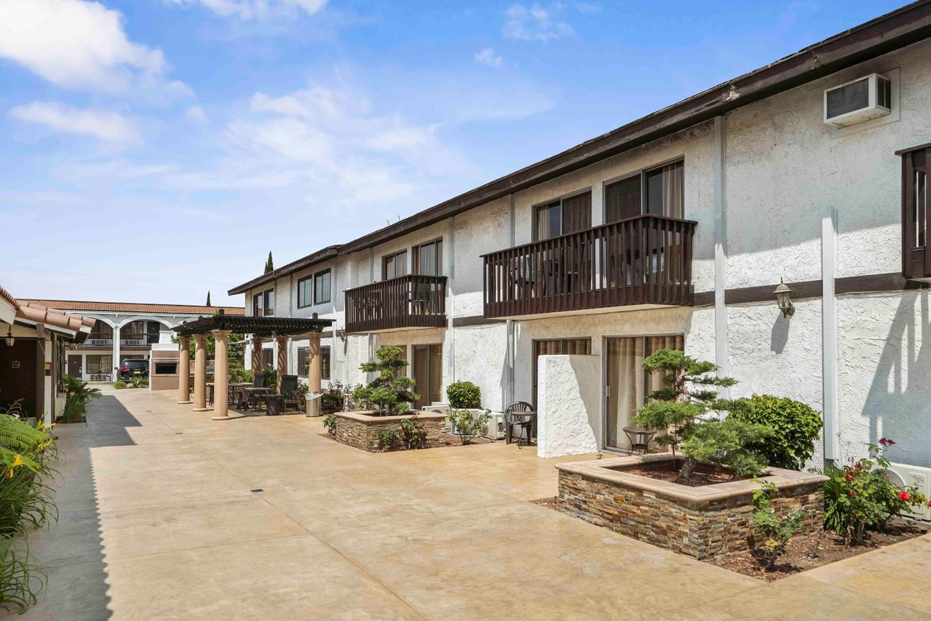 Lemon Tree Hotel and Suites