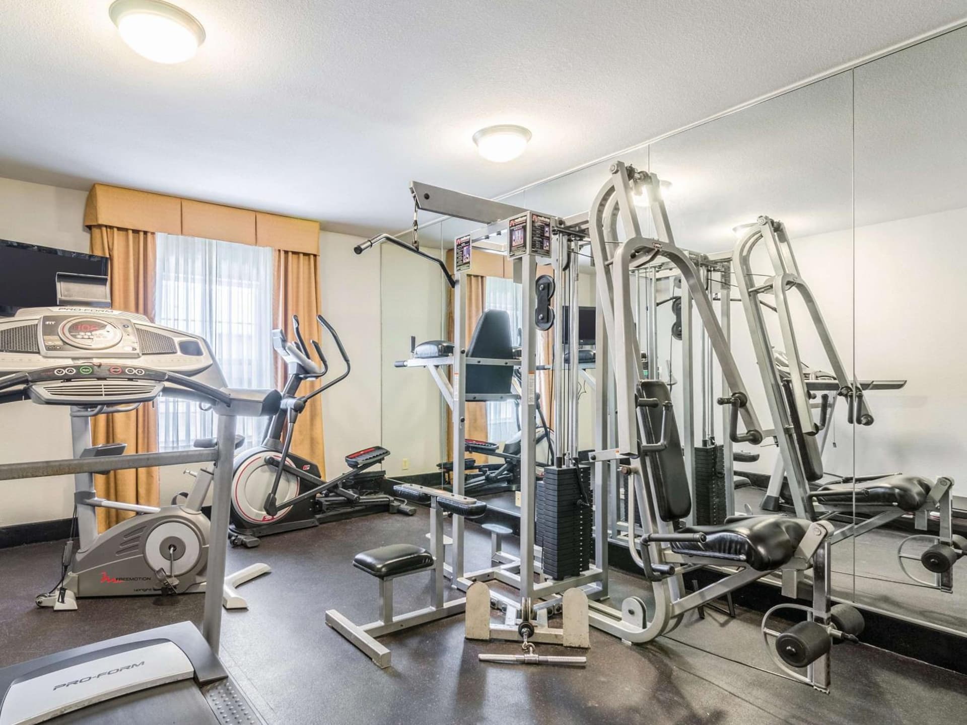 La Quinta Inn & Suites by Wyndham Kansas City Airport