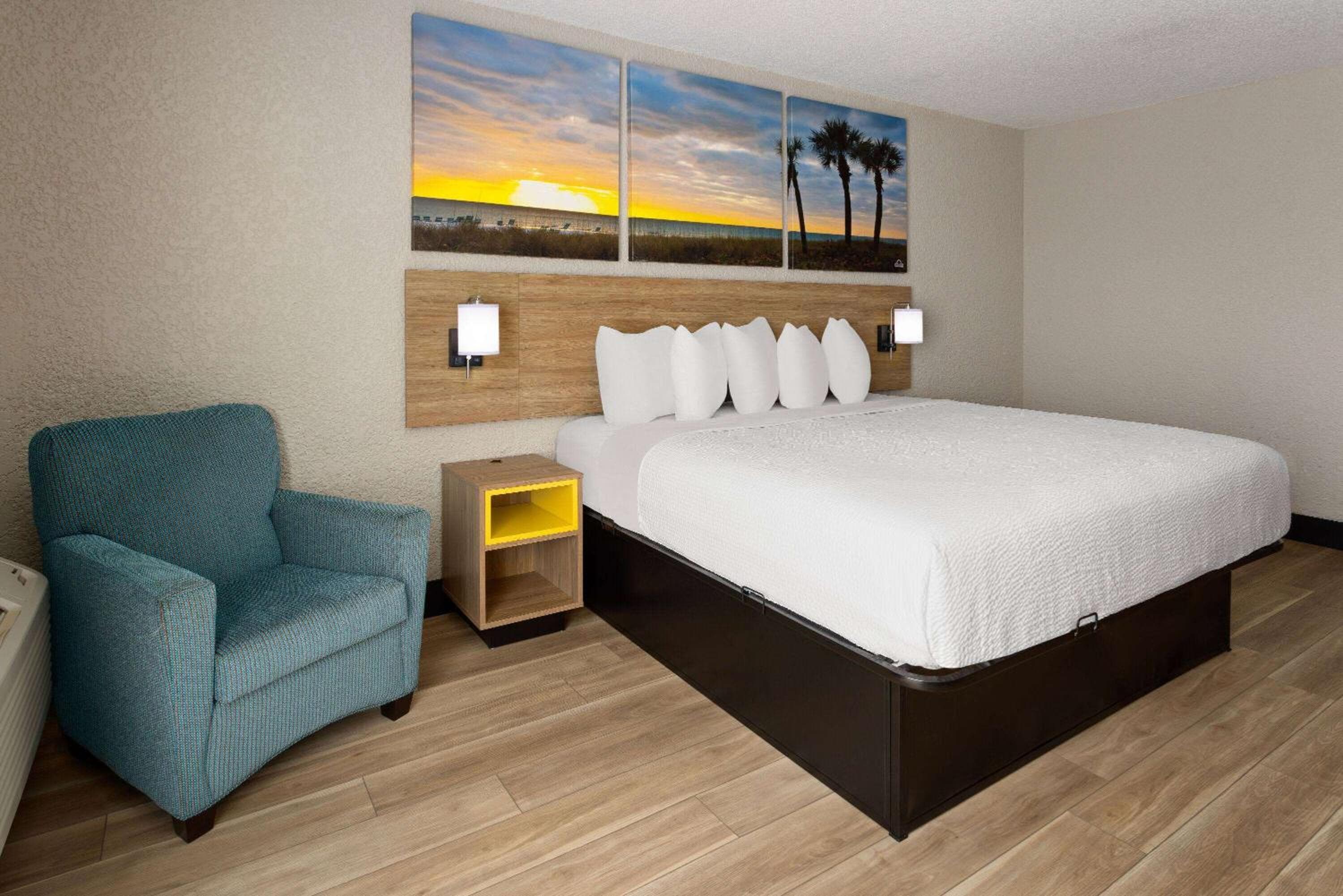 Days Inn & Suites by Wyndham Fort Pierce Midtown