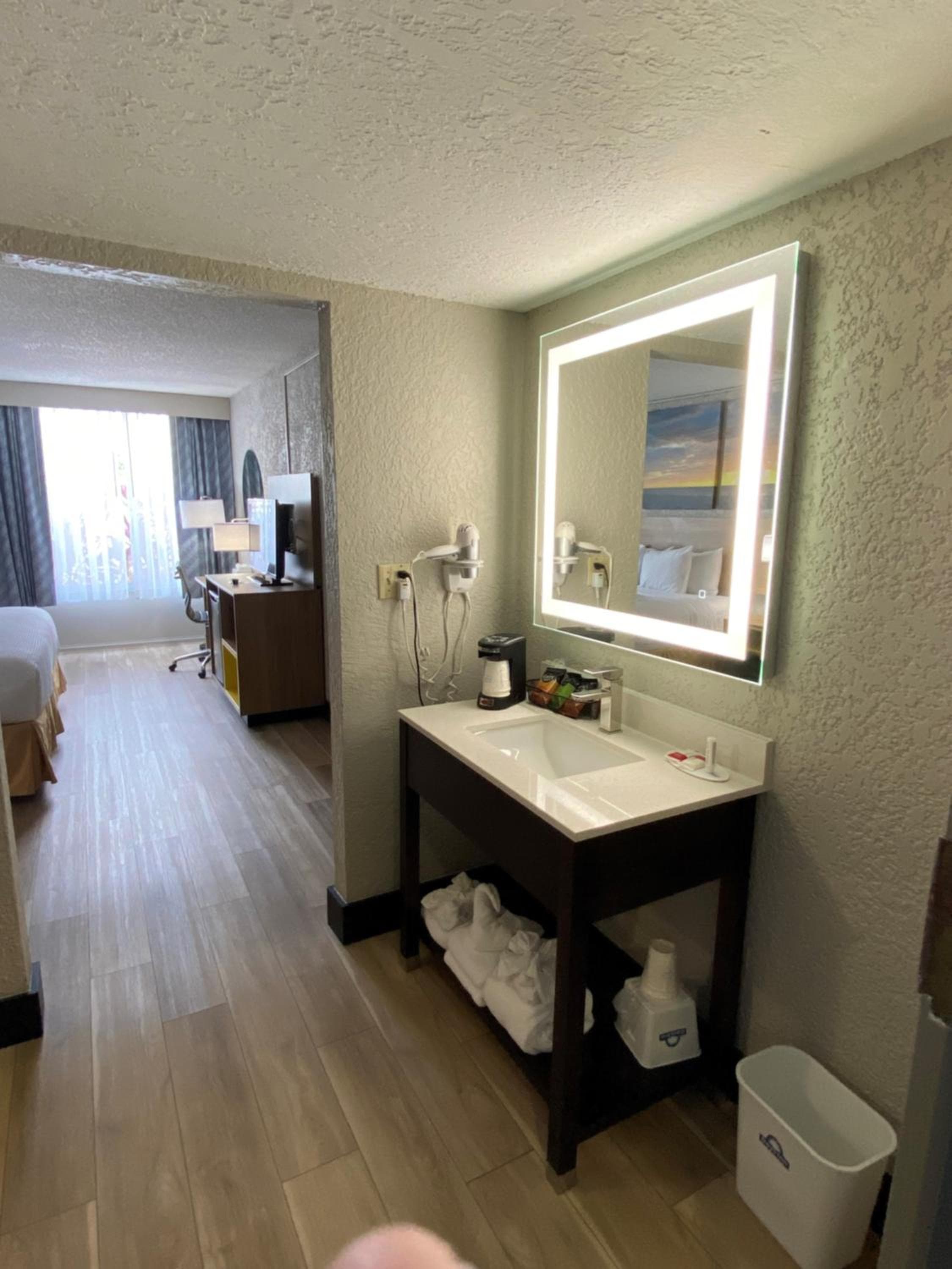 Days Inn & Suites by Wyndham Fort Pierce Midtown