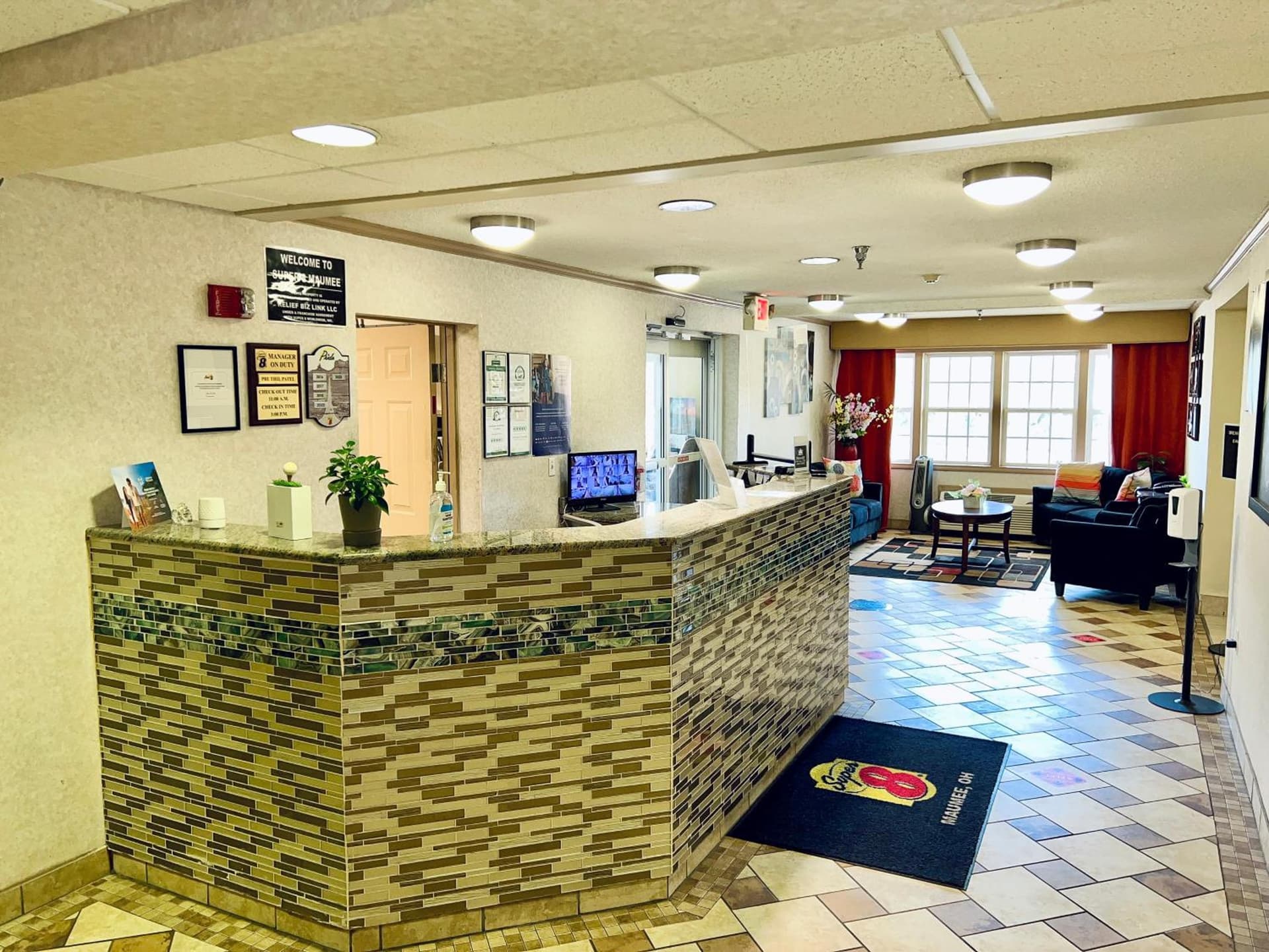 Super 8 by Wyndham Maumee Perrysburg Toledo Area