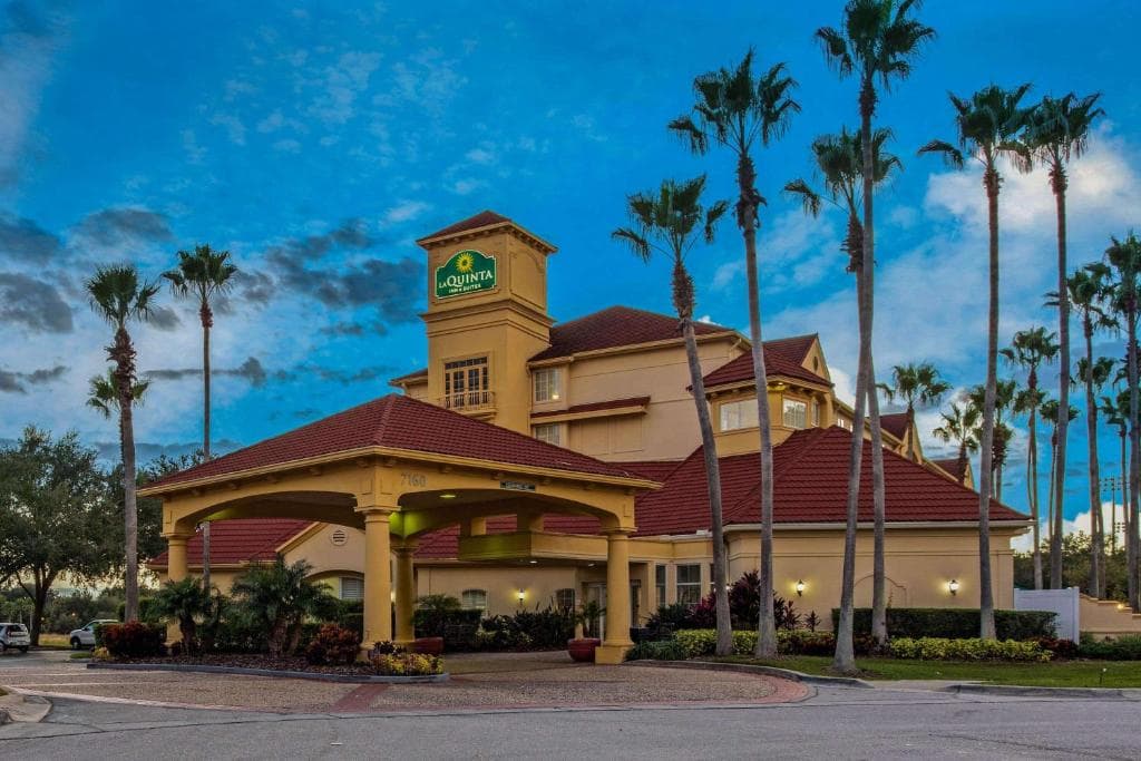 La Quinta Inn & Suites by Wyndham Orlando Airport at Gateway Village