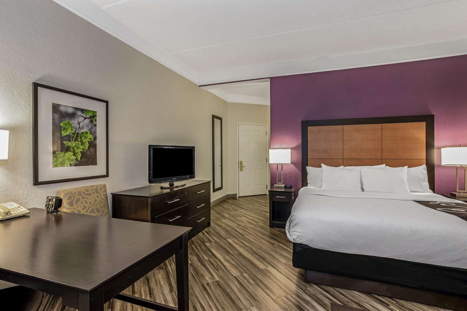 La Quinta Inn & Suites by Wyndham Orlando Airport