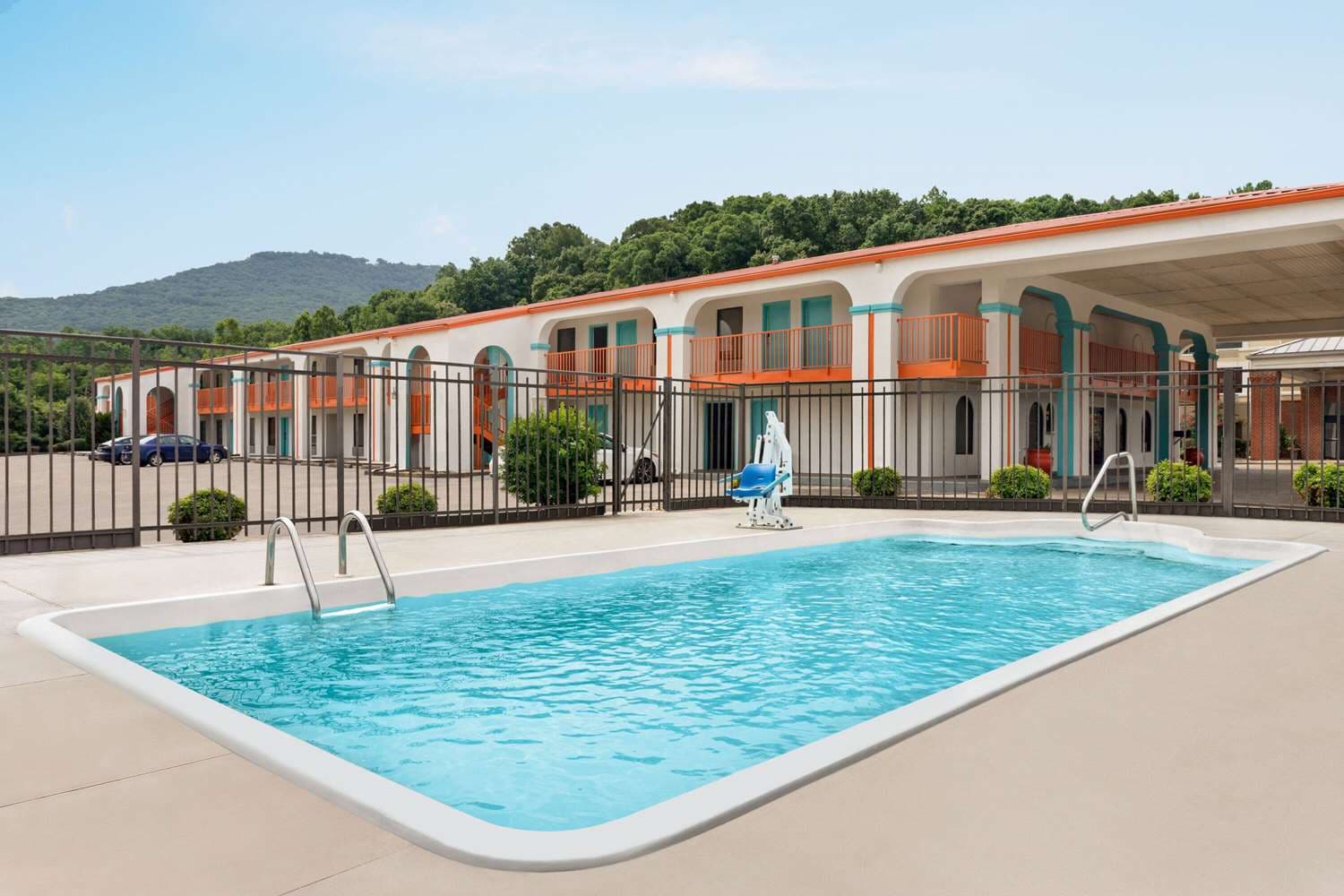 Howard Johnson by Wyndham Chattanooga Lookout Mountain I-24