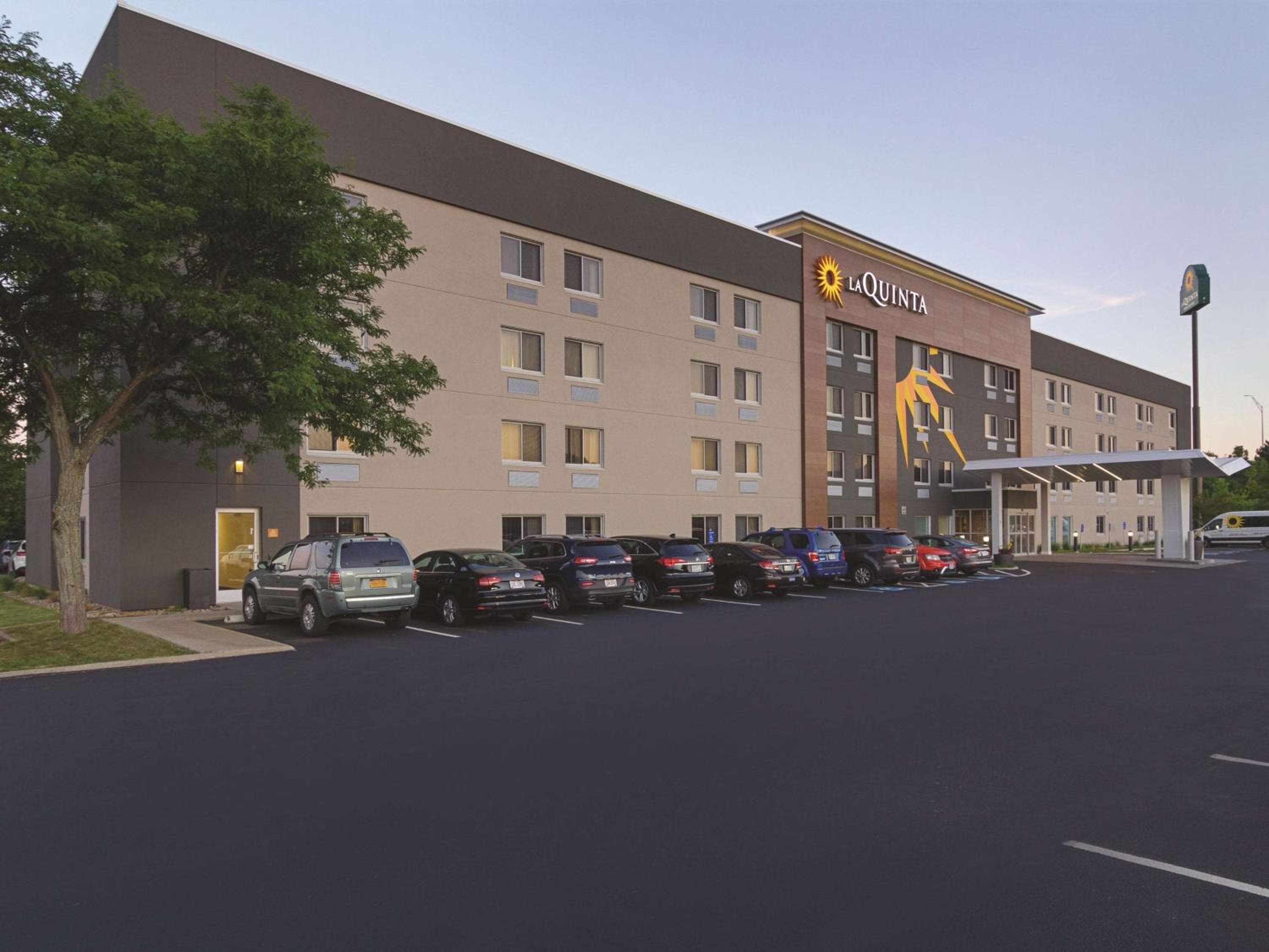 La Quinta Inn & Suites by Wyndham Cleveland - Airport North