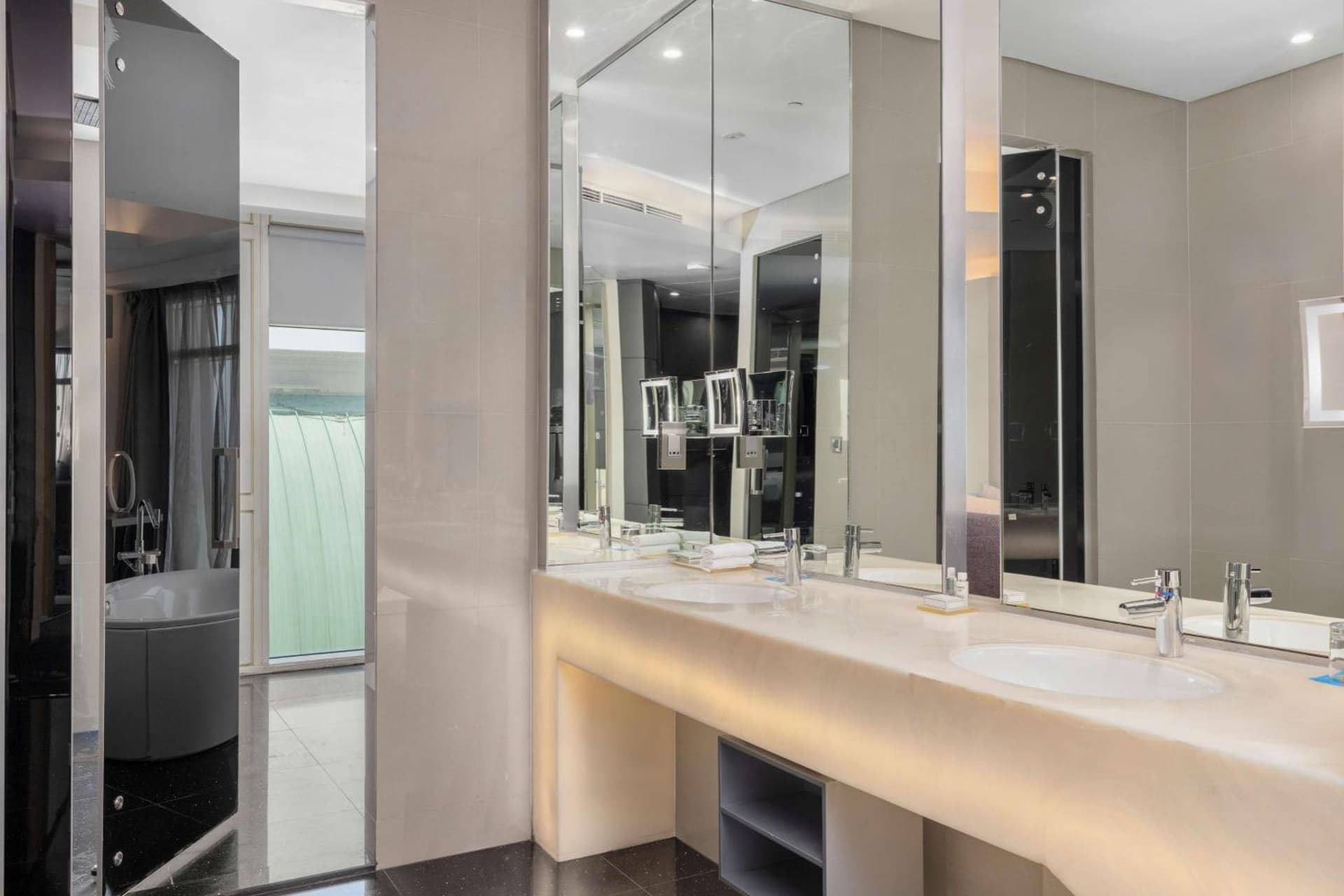 V Hotel Dubai, Curio Collection by Hilton