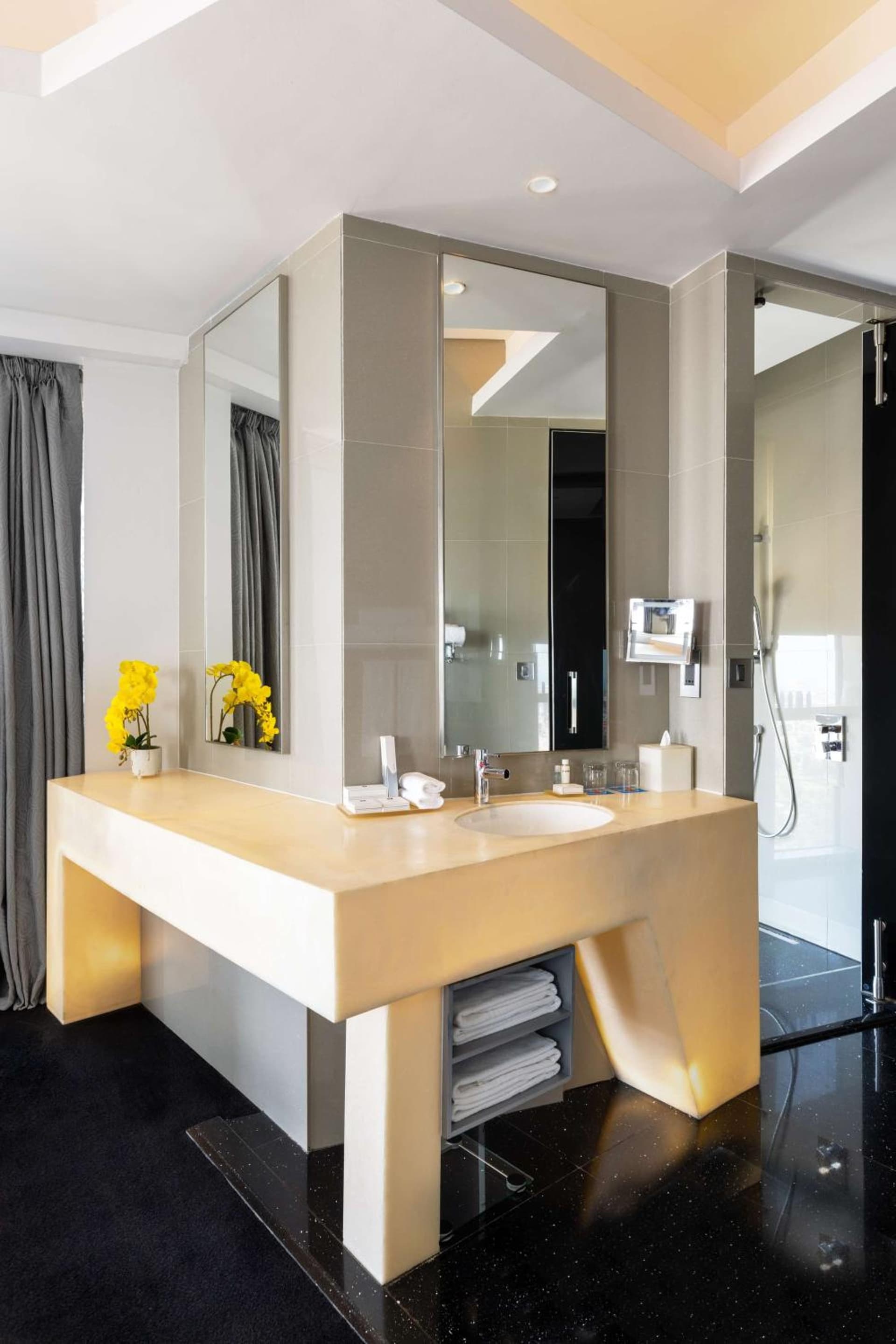 V Hotel Dubai, Curio Collection by Hilton