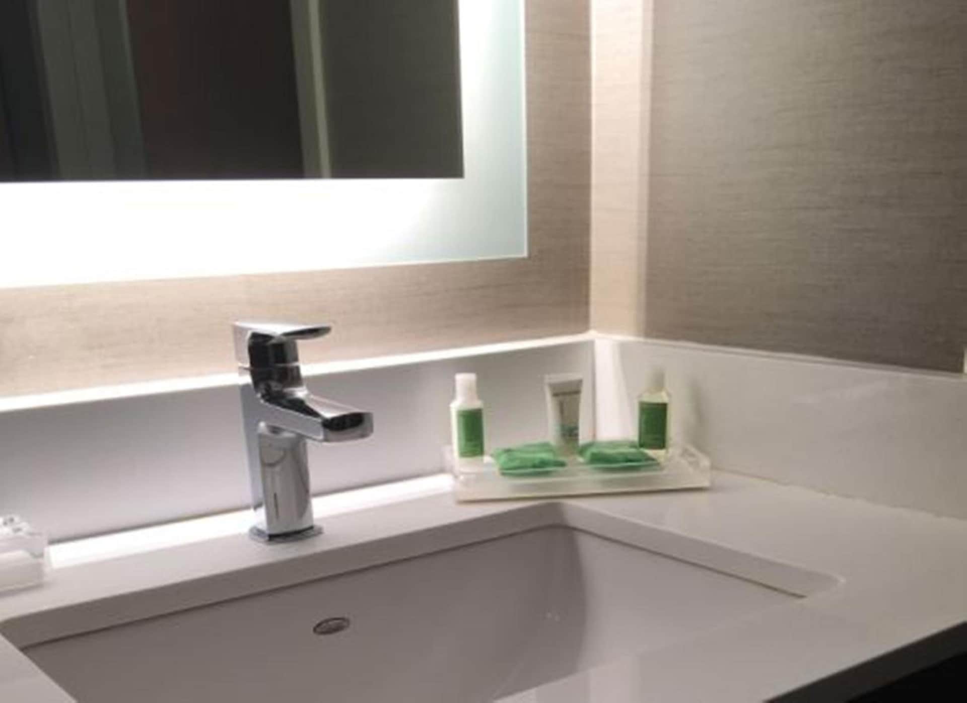 Holiday Inn Manchester Airport by IHG