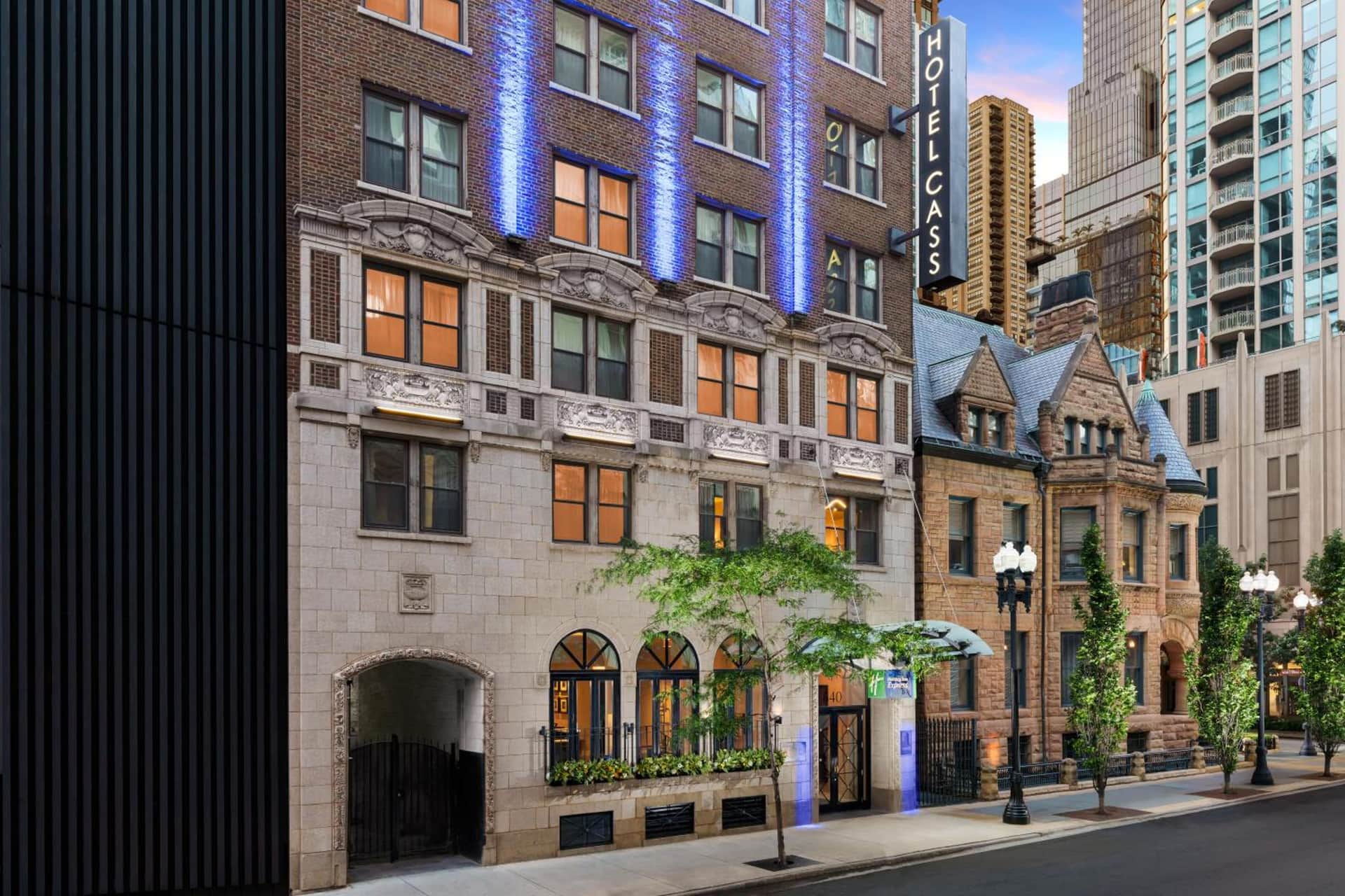 Hotel Cass, Holiday Inn Express (Chicago Magnificent Mile)