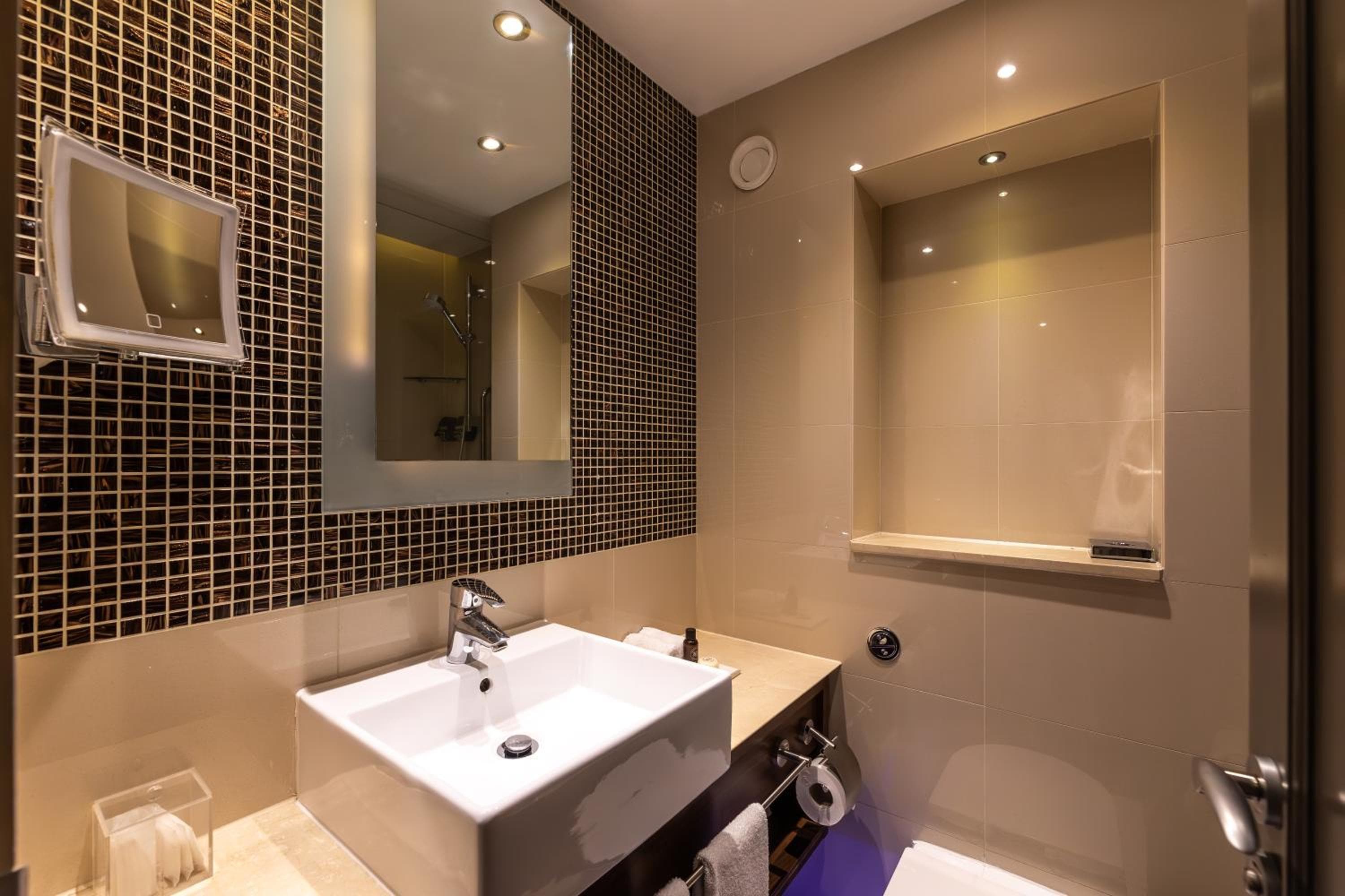 100 Queen's Gate Hotel London Kensington, Curio Collection by Hilton