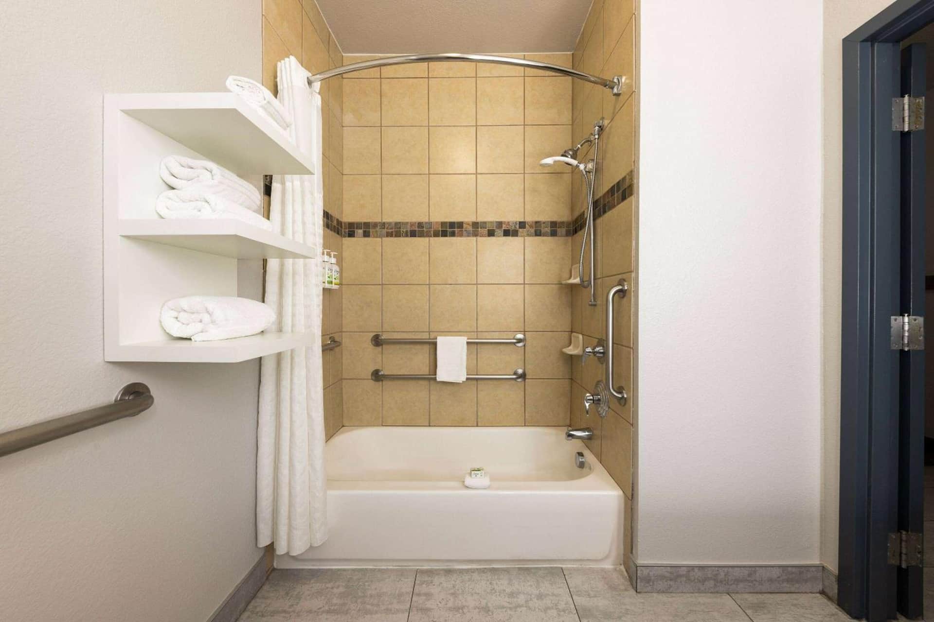 La Quinta Inn & Suites by Wyndham Ft. Worth - Forest Hill TX