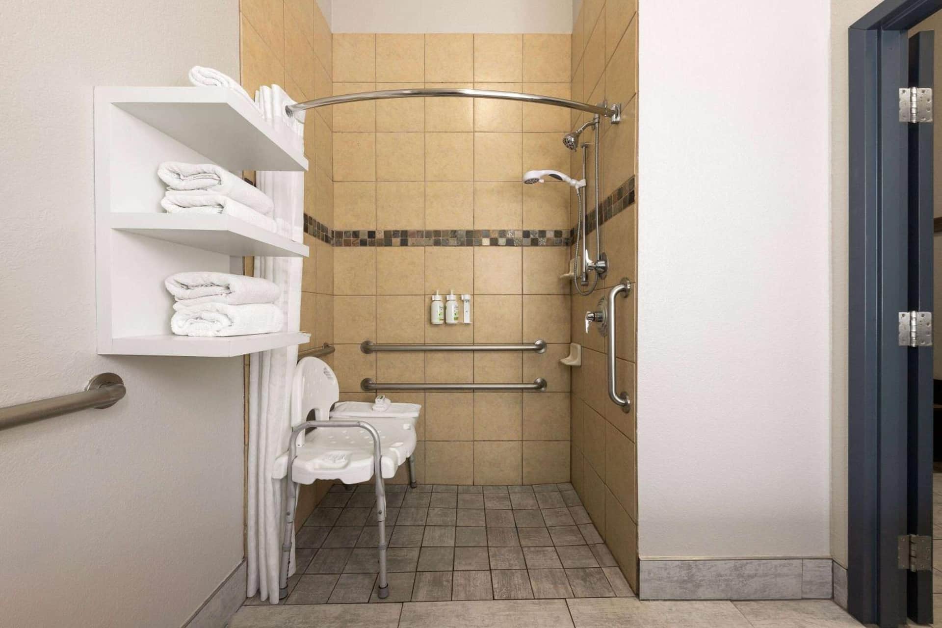 La Quinta Inn & Suites by Wyndham Ft. Worth - Forest Hill TX