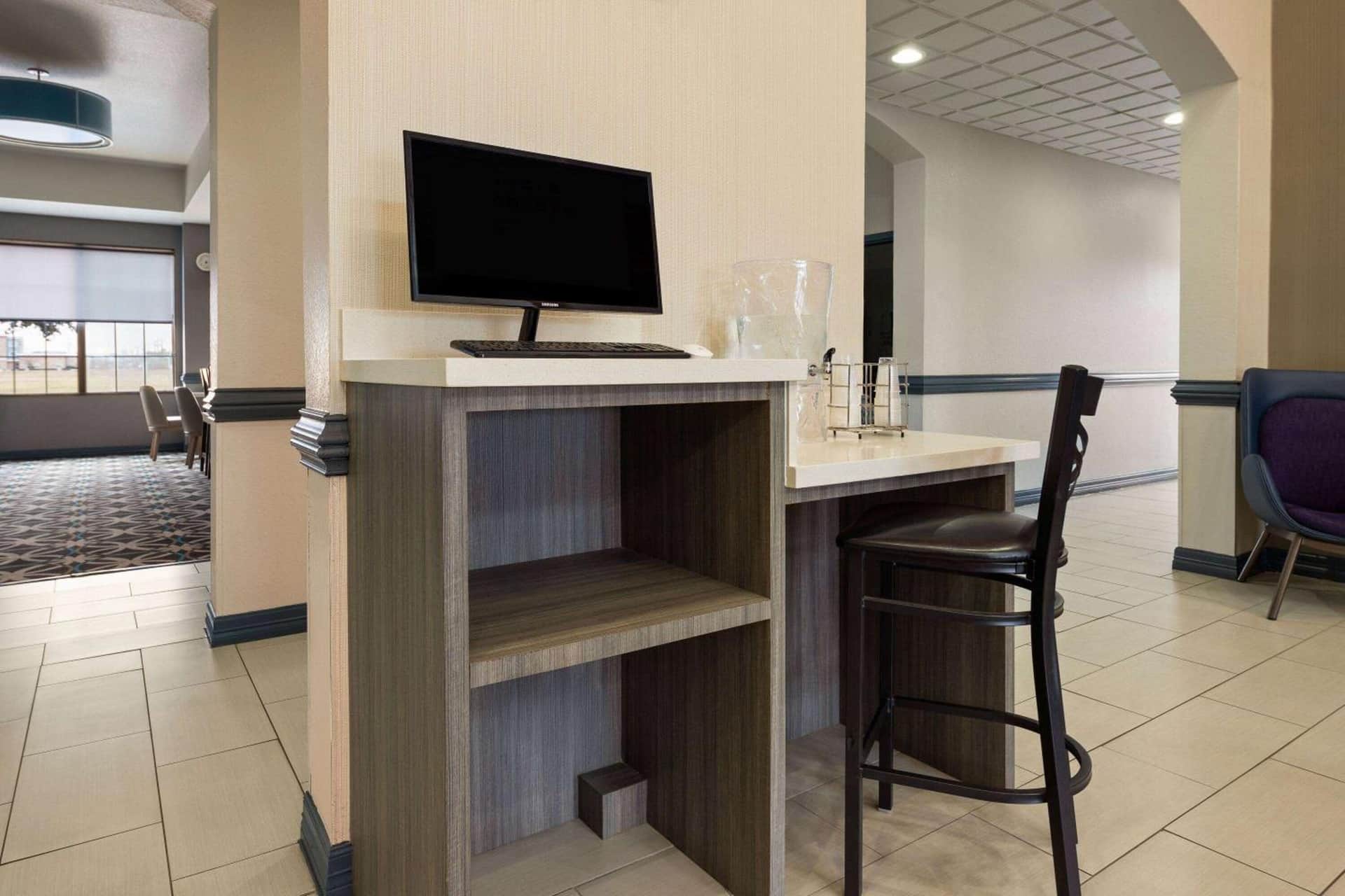 La Quinta Inn & Suites by Wyndham Ft. Worth - Forest Hill TX