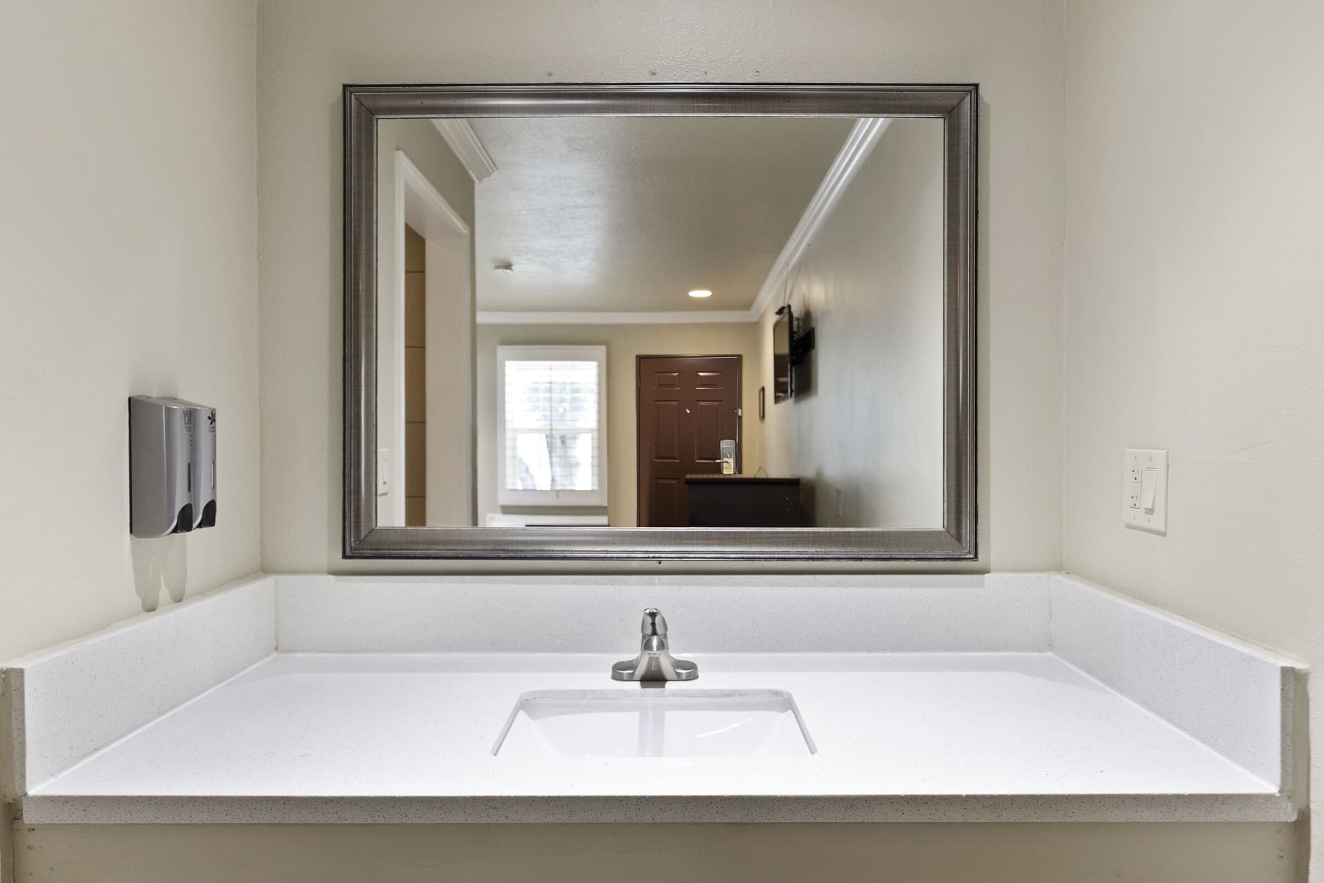 Le Blanc Inn & Suites