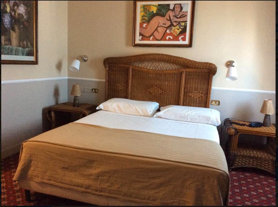 Colony Hotel